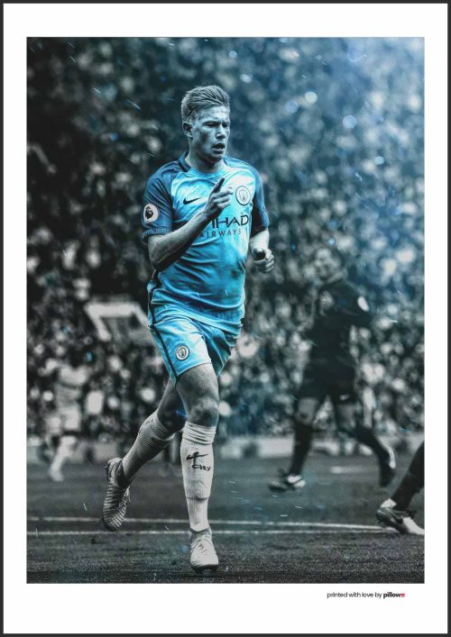 Plagát s Kevinom De Bruyneom, stredopoliarom Manchester City, znázorňuje jeho precíznu hru a vodcovstvo, ideálny pre futbalových fanúšikov.
