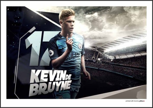 Futbalový plagát Kevina De Bruyneho v drese Manchester City, zachytávajúci jeho sústredený pohľad a majstrovské ovládanie lopty.