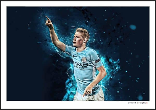 Futbalový plagát Kevina De Bruyneho v drese Manchester City, zachytávajúci jeho sústredený pohľad a majstrovské ovládanie lopty.