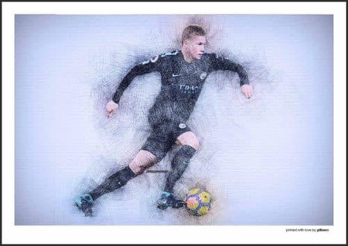 Futbalový plagát Kevina De Bruyneho v drese Manchester City, zachytávajúci jeho sústredený pohľad a majstrovské ovládanie lopty.