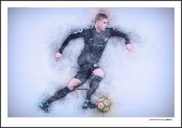 Futbalový plagát Kevina De Bruyneho v drese Manchester City, zachytávajúci jeho sústredený pohľad a majstrovské ovládanie lopty.