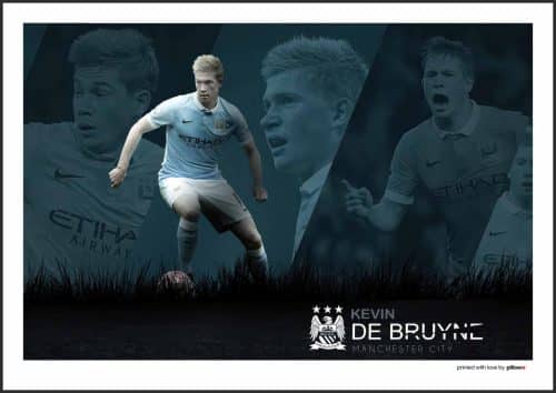 Futbalový plagát Kevina De Bruyneho v drese Manchester City, zachytávajúci jeho sústredený pohľad a majstrovské ovládanie lopty.
