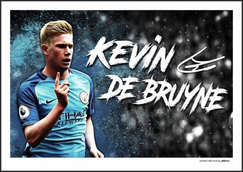 Futbalový plagát Kevina De Bruyneho v drese Manchester City, zachytávajúci jeho sústredený pohľad a majstrovské ovládanie lopty.