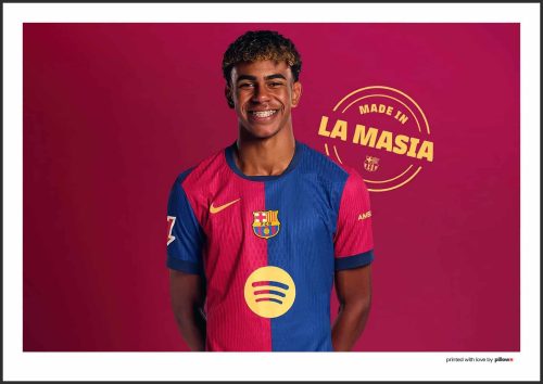Plagát s mladým hráčom FC Barcelona v drese, s logom La Masia na pozadí. Ideálny doplnok pre fanúšikov klubu.