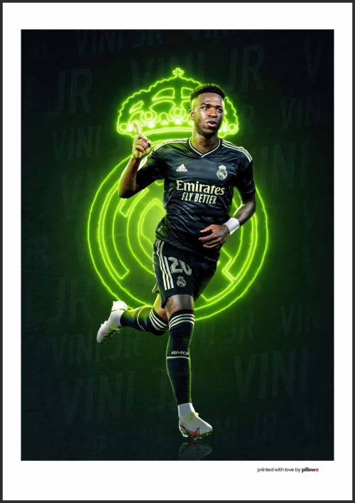 Plagát s Viníciusom Júniorom, brazílskym futbalistom Real Madrid, zachytávajúci jeho dynamiku a vášeň pre hru, ideálny pre fanúšikov.