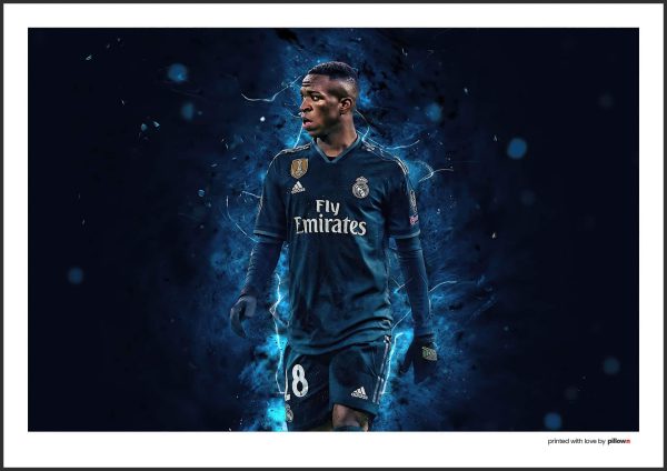 Poster s Viníciusom Júniorom, futbalistom Real Madrid, zachytávajúci jeho dynamiku a vášeň pre hru, ideálny suvenír pre fanúšikov.