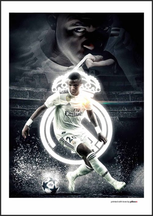 Plagát s Viníciusom Júniorom, brazílskym futbalistom Real Madrid, zachytávajúci jeho dynamiku a vášeň pre hru, ideálny pre fanúšikov.