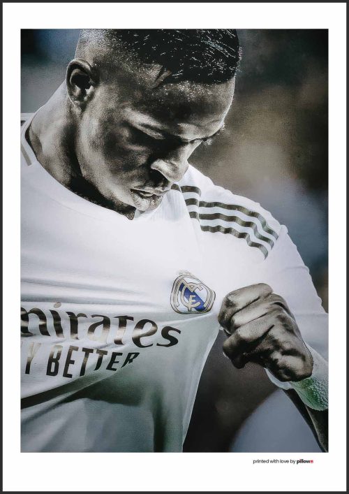 Plagát s Viníciusom Júniorom, brazílskym futbalistom Real Madrid, zachytávajúci jeho dynamiku a vášeň pre hru, ideálny pre fanúšikov.