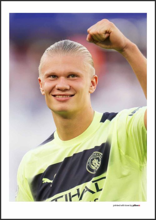 Erling Haaland s úsmevom a zdvihnutou päsťou v drese Manchester City, prémiový plagát na kvalitnom papieri pre fanúšikov futbalu.