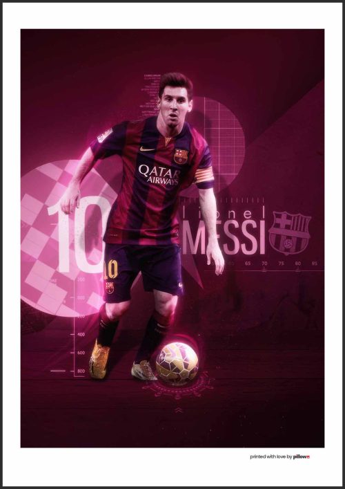 Lionel Messi pózuje s loptou na futbalovom ihrisku