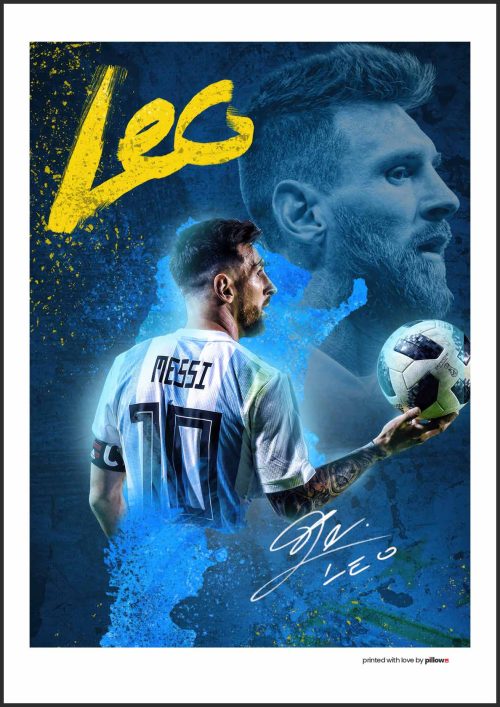 Lionel Messi drží trofej na pamätnom plagáte