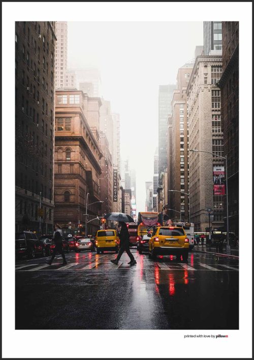 Atmosférický plagát rušného New Yorku počas daždivého dňa s reflektujúcimi žltými taxíkmi – ideálny pre interiéry s mestskou tematikou.