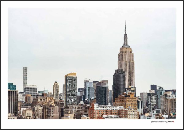 Štýlový plagát s panorámou New Yorku s Empire State Building počas oblačného dňa, ideálny do moderného interiéru.