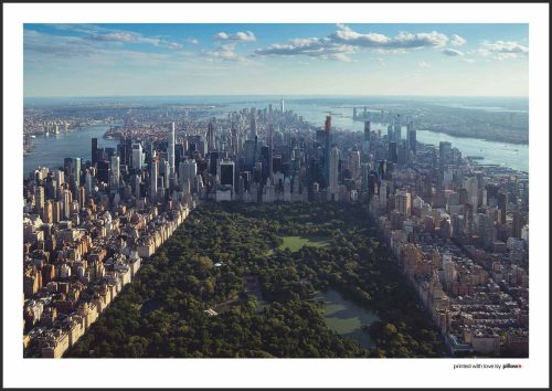 Plagát s motívom New Yorku a Central Parku pod modrou oblohou, dostupný v rôznych veľkostiach pre štýlový interiér.
