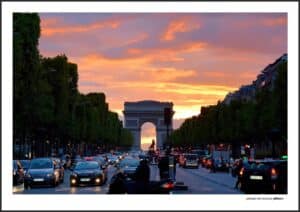 Plagát Víťazného oblúka v Paríži pri západe slnka, s rušnou ulicou Champs-Élysées. Elegancia a romantika parížskeho večera pre váš interiér.