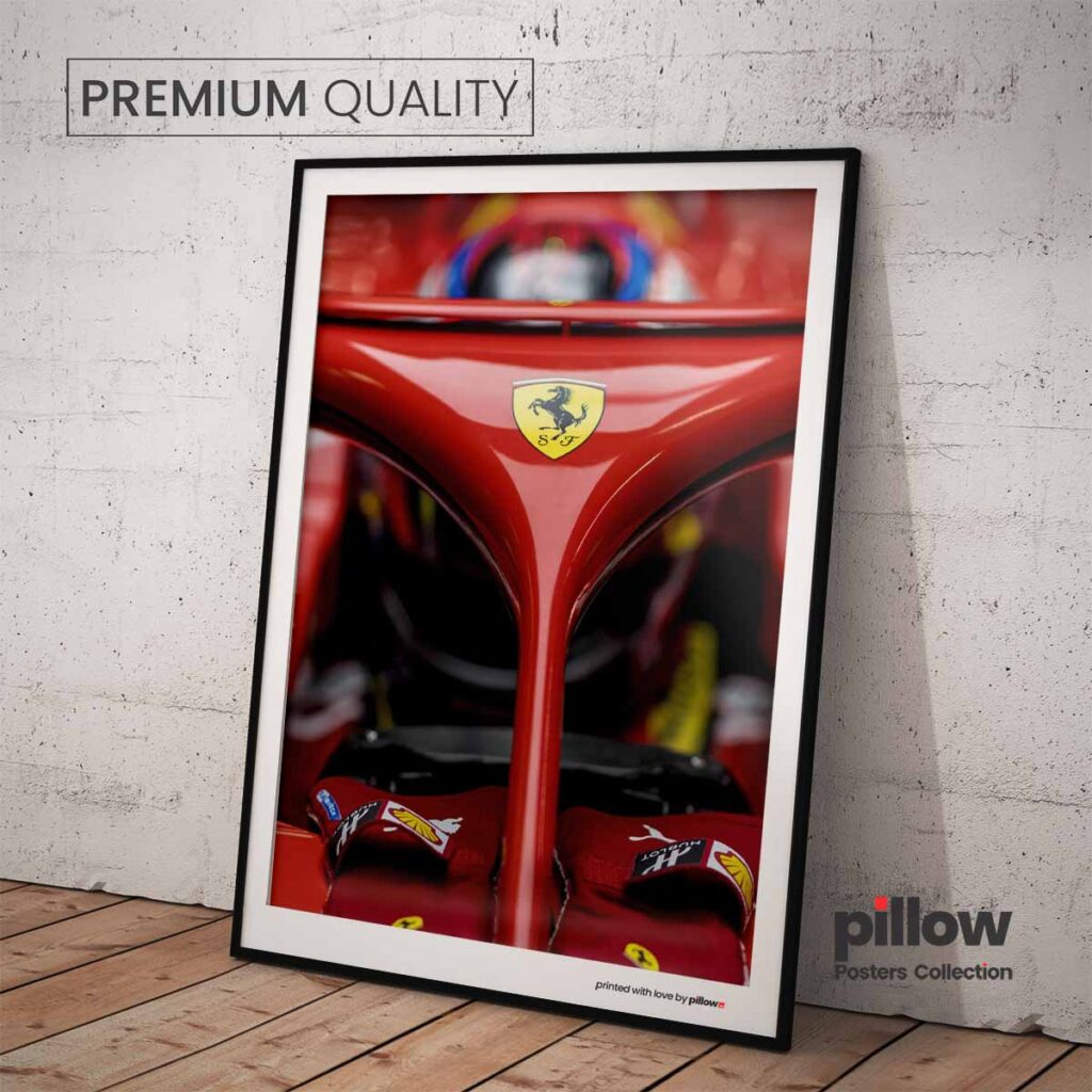 Plagát Ferrari Formula 1 – precízny detail s logom Ferrari a červenými rukavicami, štýlový doplnok pre milovníkov pretekov.