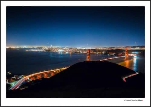 Plagát so záberom na Golden Gate Bridge, moderný dizajn, kvalitná tlač, vhodný na zavesenie, ideálny do izby či kancelárie.