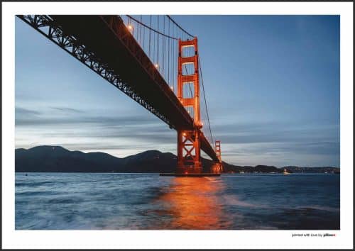 Plagát so záberom na Golden Gate Bridge, moderný dizajn, kvalitná tlač, vhodný na zavesenie, ideálny do izby či kancelárie.