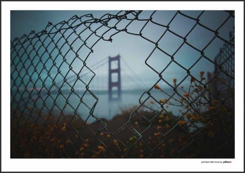 Plagát so záberom na Golden Gate Bridge, moderný dizajn, kvalitná tlač, vhodný na zavesenie, ideálny do izby či kancelárie.