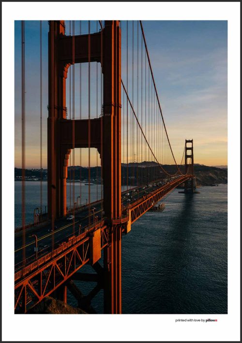 Plagát so záberom na Golden Gate Bridge, moderný dizajn, kvalitná tlač, vhodný na zavesenie, ideálny do izby či kancelárie.