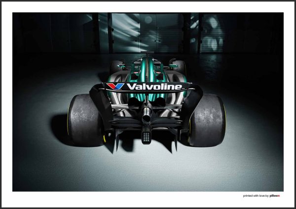 Plagát Aston Martin F1 2025 s detailným dizajnom monopostu v ikonických farbách tímu, v hliníkovom ráme.