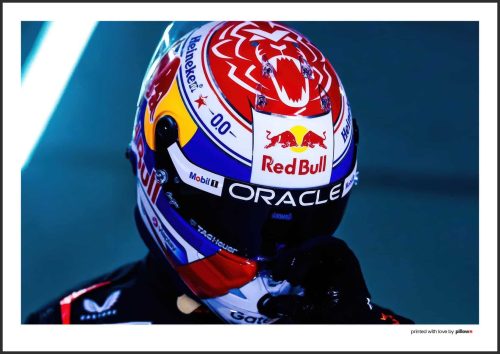 Plagát s najnovšou prilbou Maxa Verstappena pre sezónu 2025 v ikonických farbách Red Bull Racing.