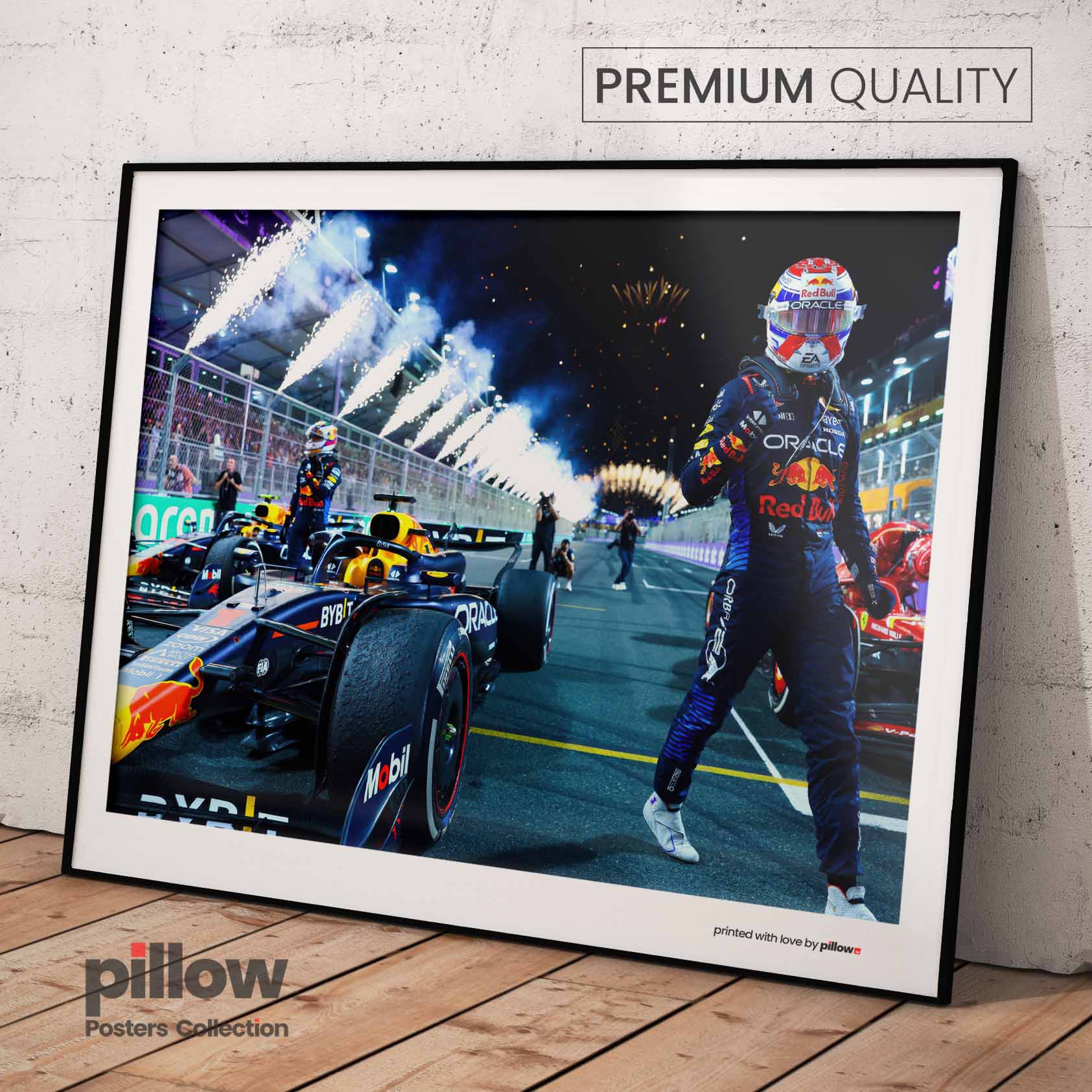 Max Verstappen v nočnej pitlane pri monoposte Red Bull, obklopený reflektormi.