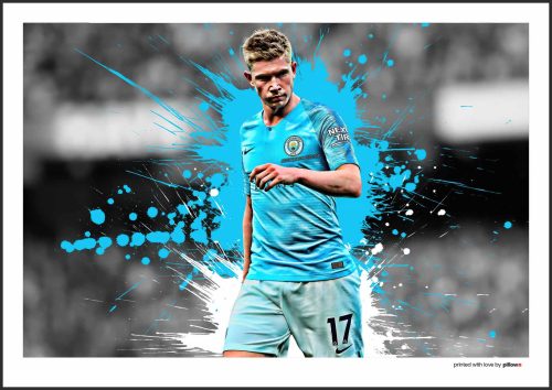 Futbalový plagát Kevina De Bruyneho v drese Manchester City, zachytávajúci jeho sústredený pohľad a majstrovské ovládanie lopty.