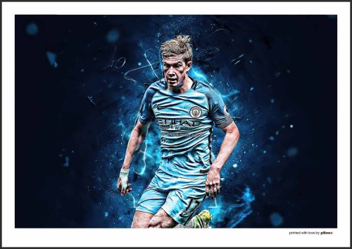 Futbalový plagát Kevina De Bruyneho v drese Manchester City, zachytávajúci jeho sústredený pohľad a majstrovské ovládanie lopty.