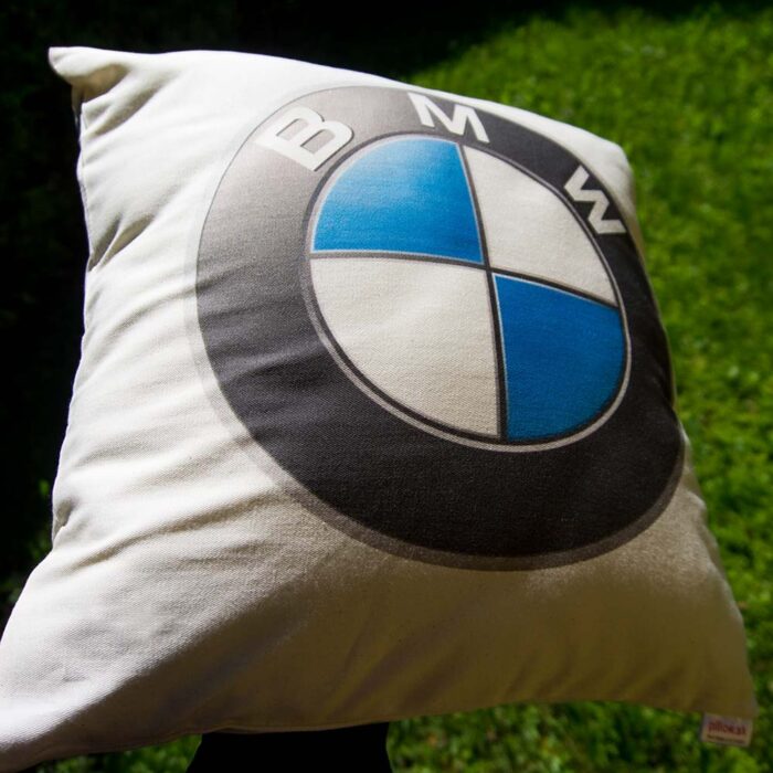 Vankúšik s logom automobilky BMW