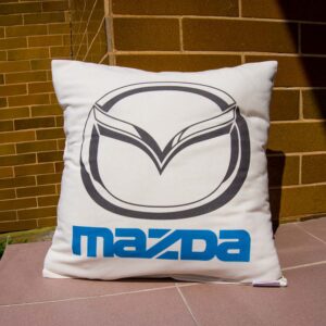 Vankúšik s logom Japonskej značky Mazda