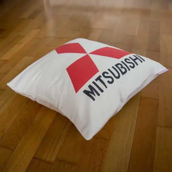 Vankúšik s logom automobilky Mitsubishi