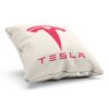 Vankúš s logom kvalitného elektromobilu Tesla