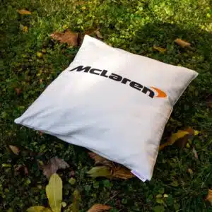 Biely vankúš s logom teamu McLaren F1 Team z formuly 1