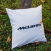 Vankúš s logom pretekárskeho teamu McLaren