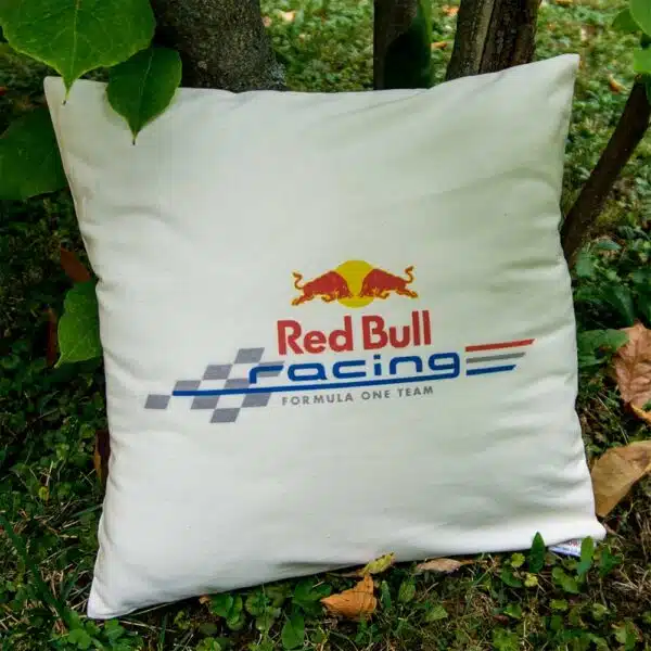 Biely vankúš s logom teamu Red Bull Racing z formuly 1