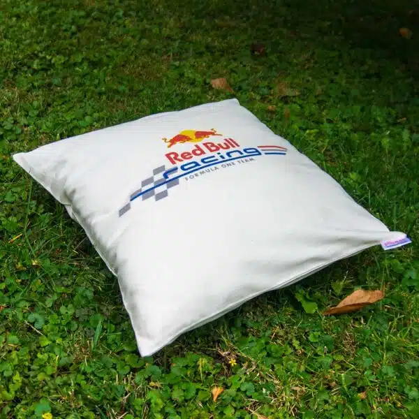 Biely vankúš s logom stajne Red Bull Racing