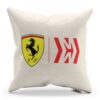Vankúš s logom pretekárskeho teamu Scuderia Ferrari