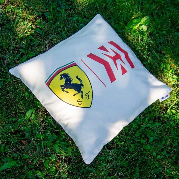 Biely vankúš s logom teamu Scuderia Ferrari z formuly 1