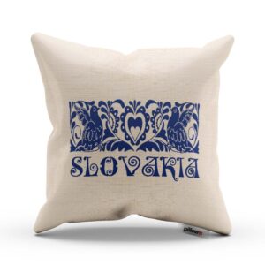 Vankúš s pamätným nápisom „SLOVAKIA“ a ľudovým ornamentom