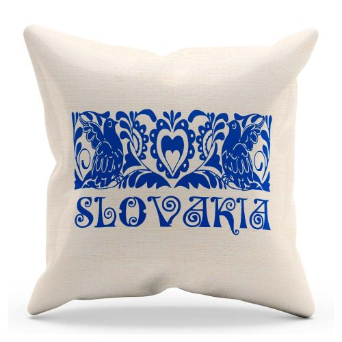 Vankúš s pamätným nápisom „SLOVAKIA“ a ľudovým ornamentom