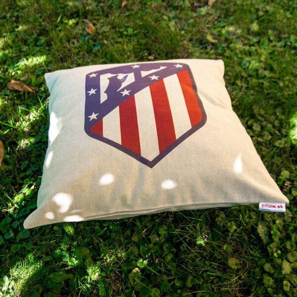 Vankúš Atlético Madrid s logom futbalového klubu z La Liga