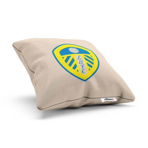 Žlto modré logo FC Leeds na vankúši s obliečkou