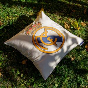 Vankúš s logom futbalového klubu Real Madrid z LaLiga