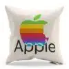 Biely vankúšik Apple s farebným nápisom pre fanúšikov skvelej značky