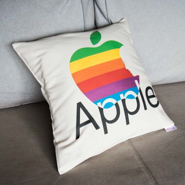 Vankúš s dúhovým logom Apple a nápisom