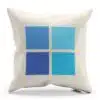 Biely vankúšik s modrým logom operačného systému Windows 11