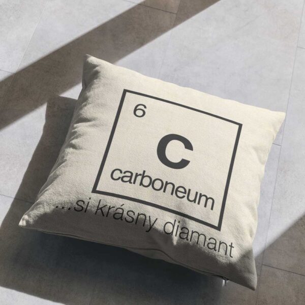 Dekoračný vankúšik s chemickým prvkom Uhlík a vtipným nápisom