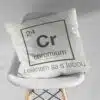Vankúš s chemickým prvkom chromium a lesklým odkazom