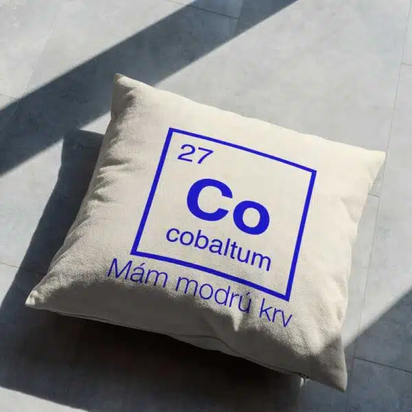 Vankúšik s chemickým prvkom cobaltum a nápis „Mám modrú krv“